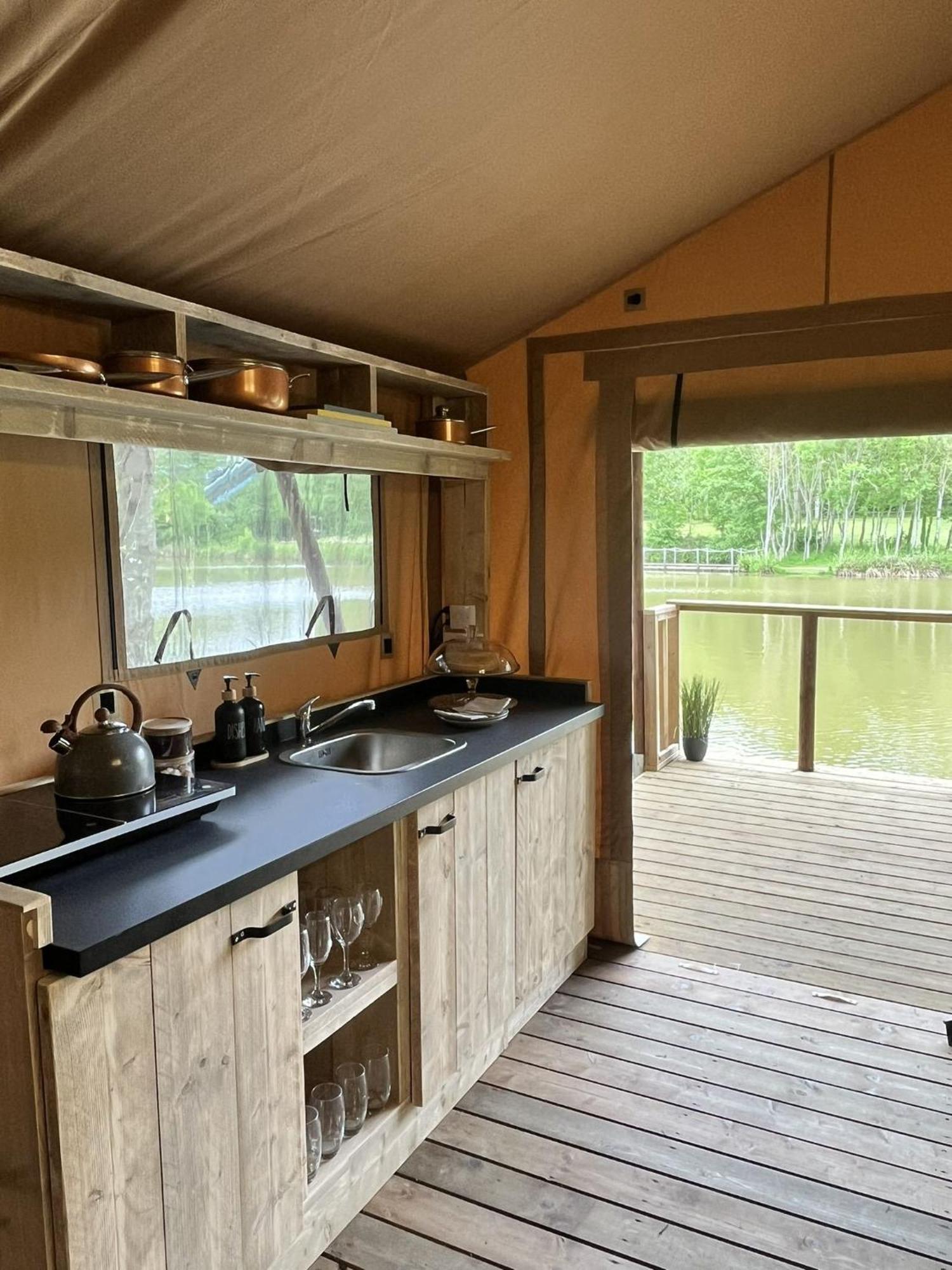 Teal Safari Tent 드로이트위치 외부 사진