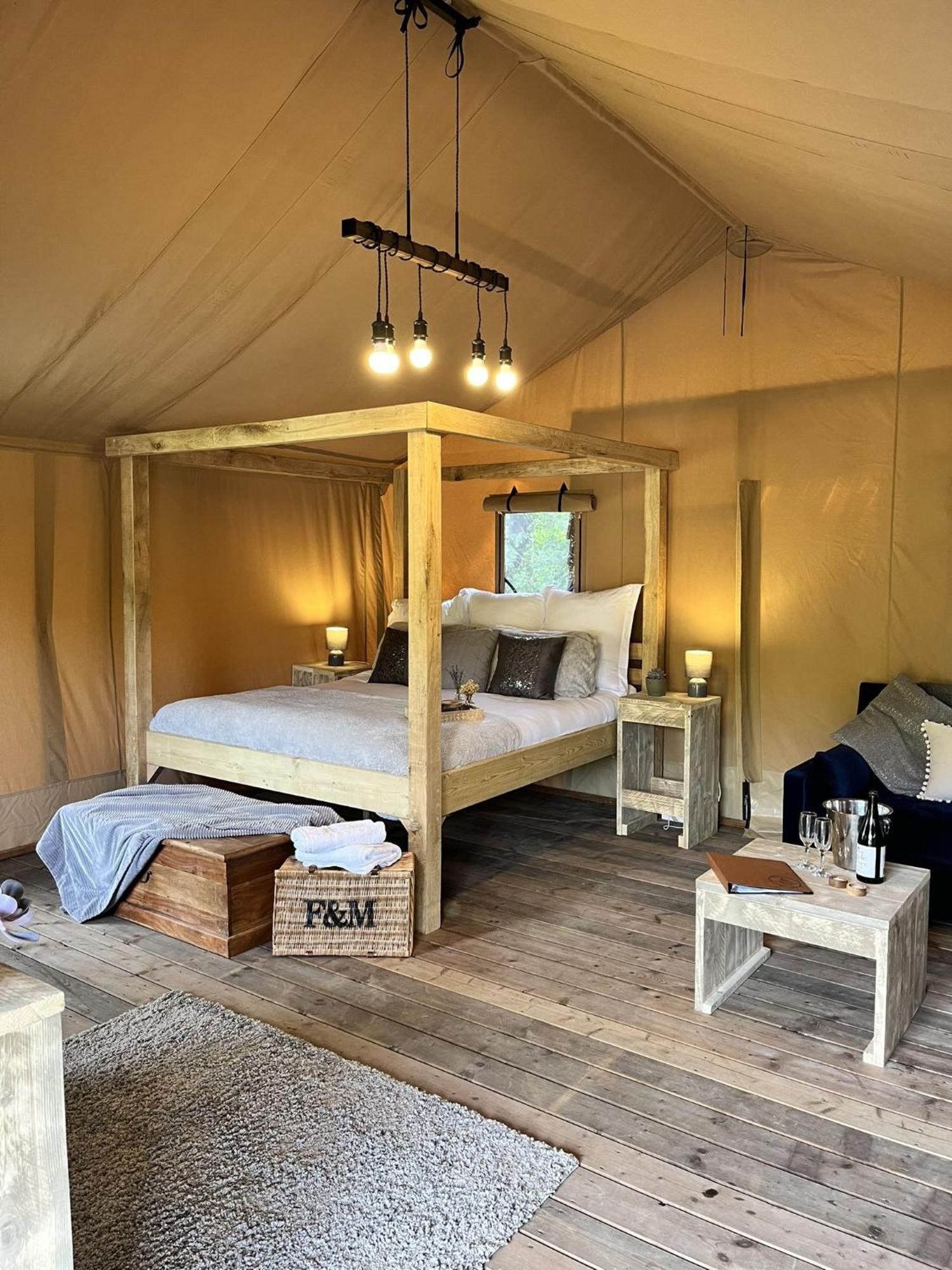 Teal Safari Tent 드로이트위치 외부 사진