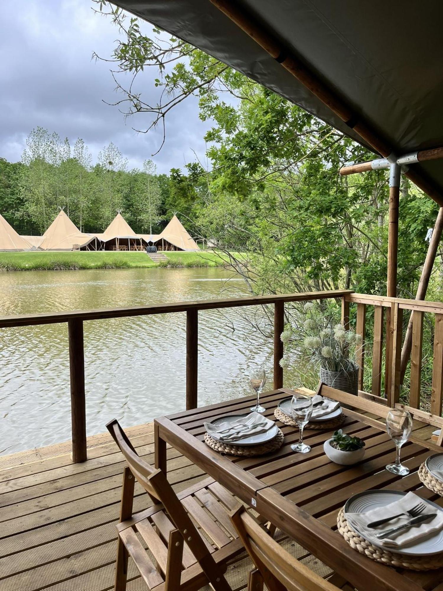 Teal Safari Tent 드로이트위치 외부 사진